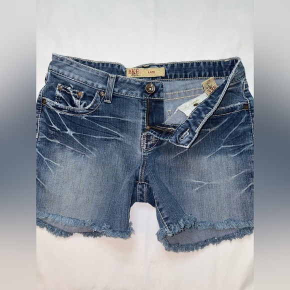 BKE Denim Size 29 Medium Wash Distressed Edge Kate Stretch Jean Shorts - Picture 8 of 9